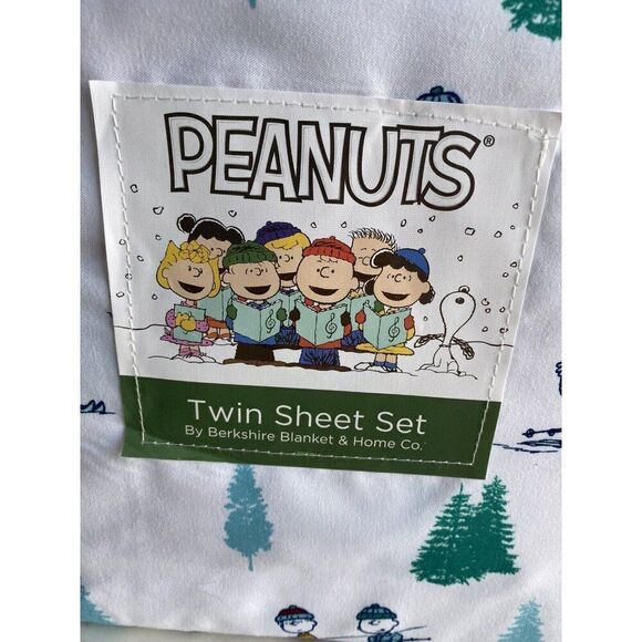 Peanuts Snoopy Charlie Brown Linus Skiing Holiday Christmas TWIN SIZE Sheet Set - Picture 2 of 15